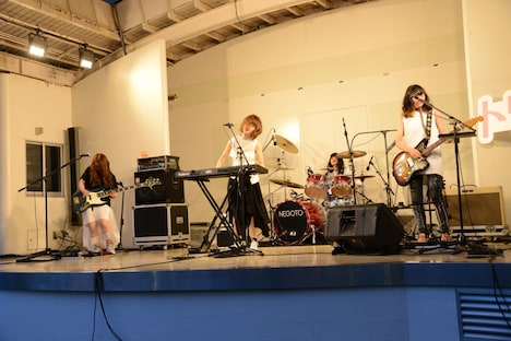 ねごとの演奏の様子。