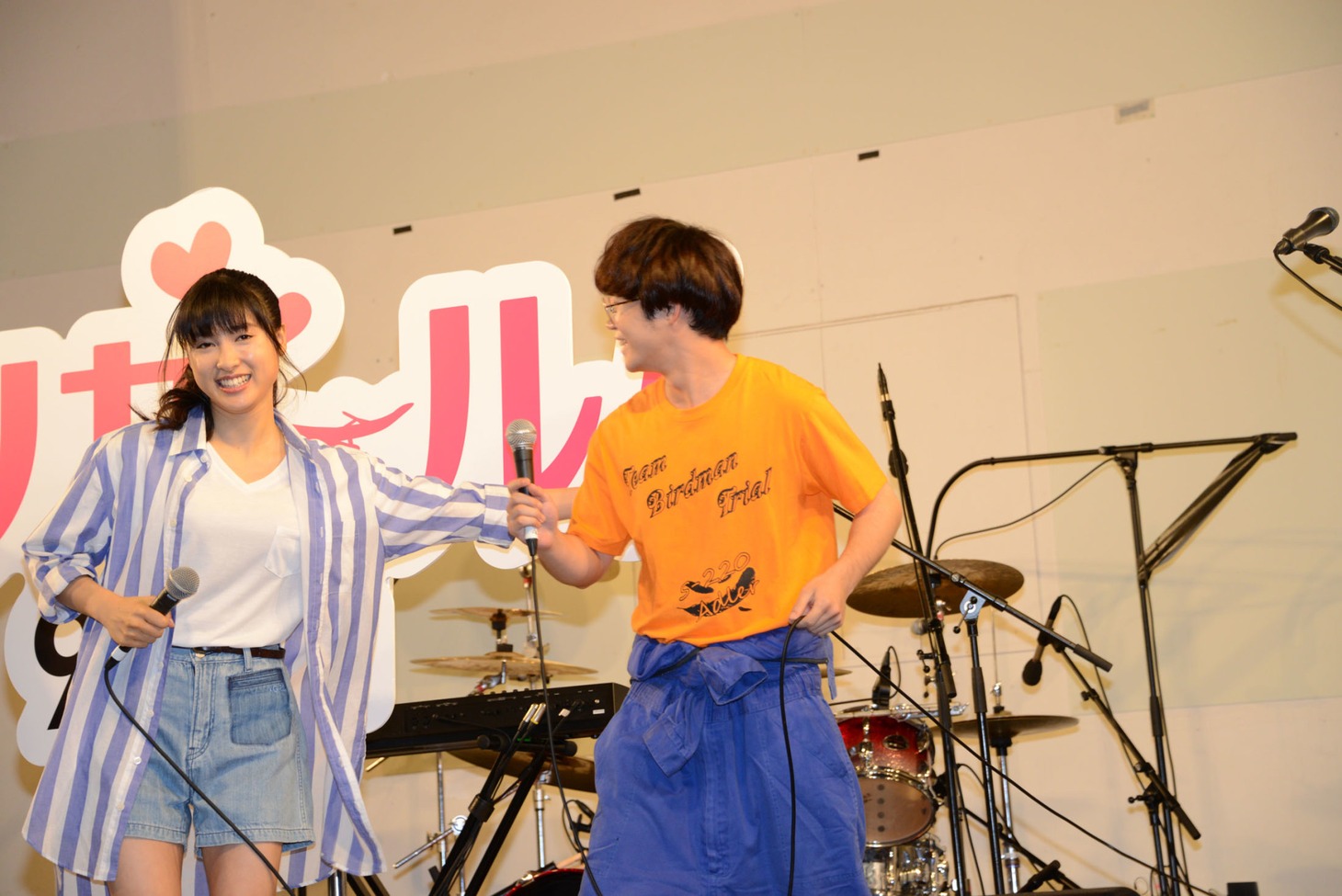 矢本悠馬（右）を引っ張る土屋太鳳（左）。