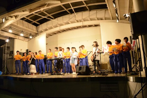 「空も飛べるはず」を合唱する様子。