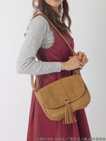 「夏目友人帳 刺しゅうショルダーバッグ」ベージュの使用イメージ。