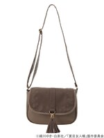 「夏目友人帳 刺しゅうショルダーバッグ」ブラウンの使用イメージ。