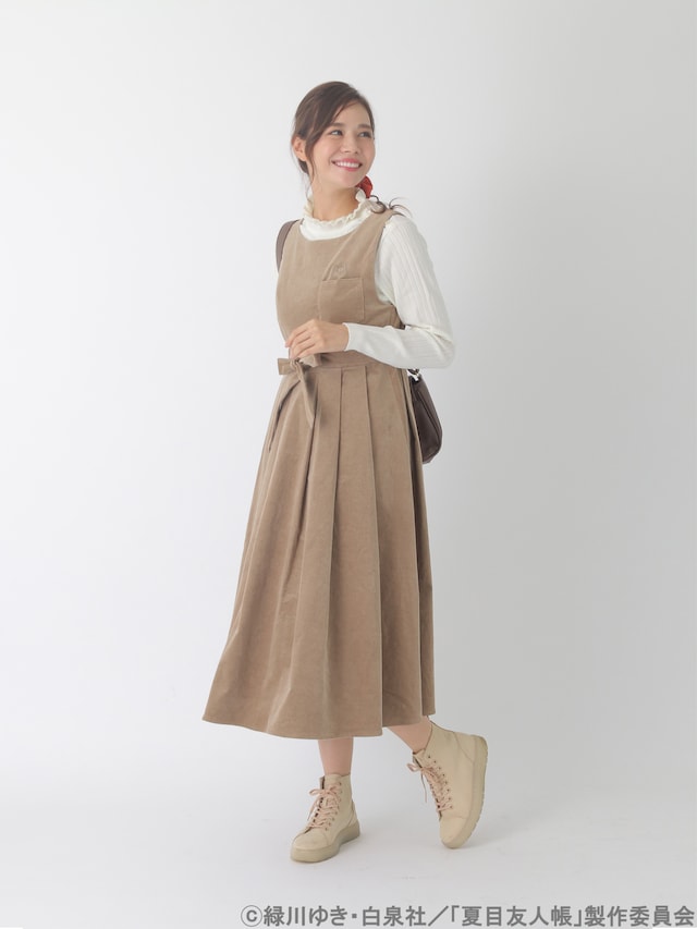 「夏目友人帳 ノースリーブワンピース」グレージュの着用イメージ。