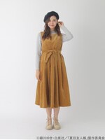 「夏目友人帳 ノースリーブワンピース」マスタードの着用イメージ。