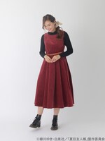 「夏目友人帳 ノースリーブワンピース」ボルドーの着用イメージ。