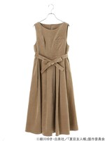 「夏目友人帳 ノースリーブワンピース」のグレージュ。