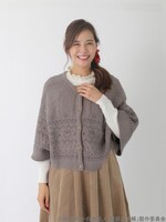 「夏目友人帳 柄編みニットポンチョカーディガン」チャコールグレーの着用イメージ。