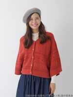 「夏目友人帳 柄編みニットポンチョカーディガン」ダークオレンジの着用イメージ。