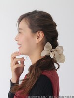 「夏目友人帳 リボンシュシュ」グレージュの使用イメージ。