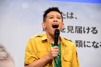 猿の顔まねをする柳沢慎吾。