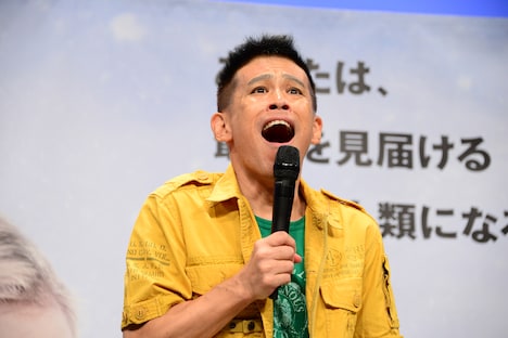 猿の顔まねをする柳沢慎吾。