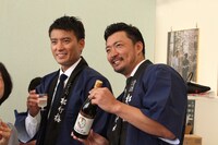 来場者に酒を振る舞う徳重聡（左）、金児憲史（右）。