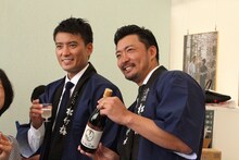 来場者に酒を振る舞う徳重聡（左）、金児憲史（右）。