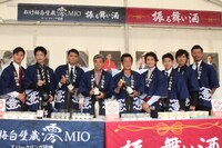 左から岩永ジョーイ、宮下裕治、徳重聡、舘ひろし、神田正輝、神田穣、増本尚、池田努、金児憲史。
