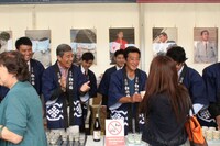 振る舞い酒の様子。