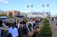 石原裕次郎記念館に訪れる人々。