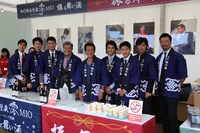 左から岩永ジョーイ、宮下裕治、徳重聡、舘ひろし、神田正輝、神田穣、増本尚、池田努、金児憲史。
