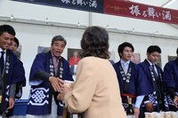 振る舞い酒の様子。