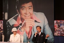 左から石原まき子、舘ひろし。