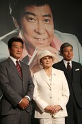 左から神田正輝、石原まき子、舘ひろし。