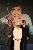 左から神田正輝、石原まき子、舘ひろし。