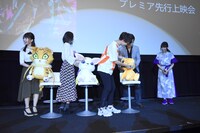 デジモンのぬいぐるみを座らせる登壇者たち。