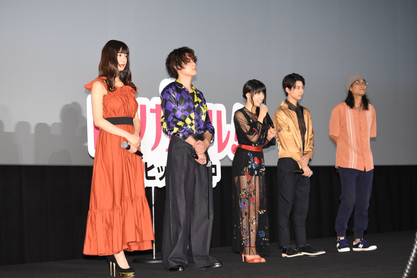 左から池田エライザ、間宮祥太朗、土屋太鳳、高杉真宙、英勉。