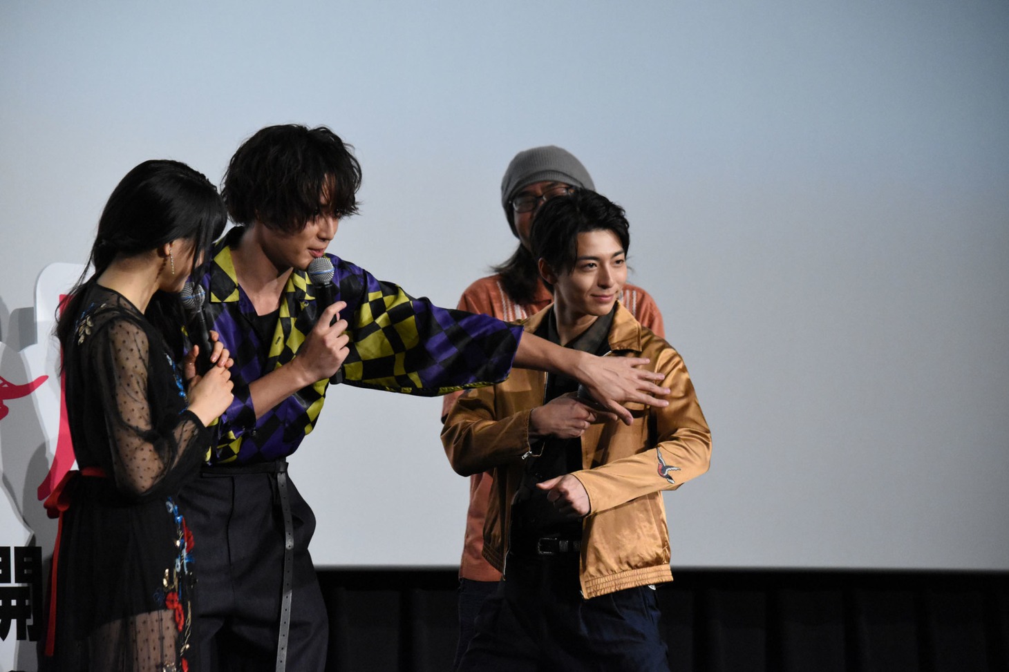 高杉真宙のファッションチェックをする間宮祥太朗。