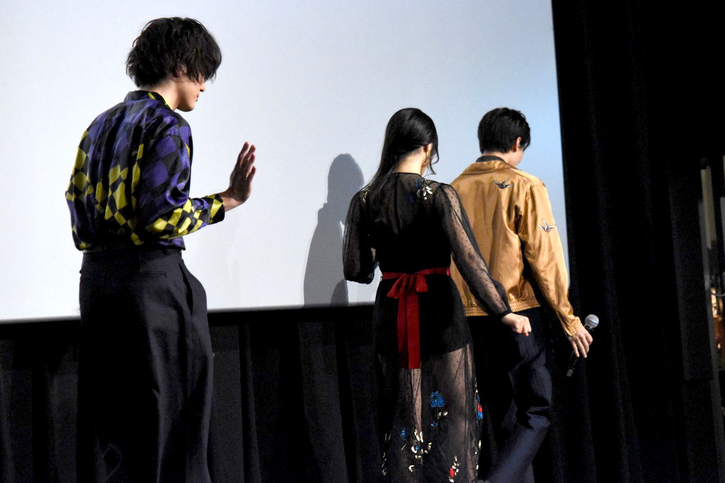 退場する登壇者たち。