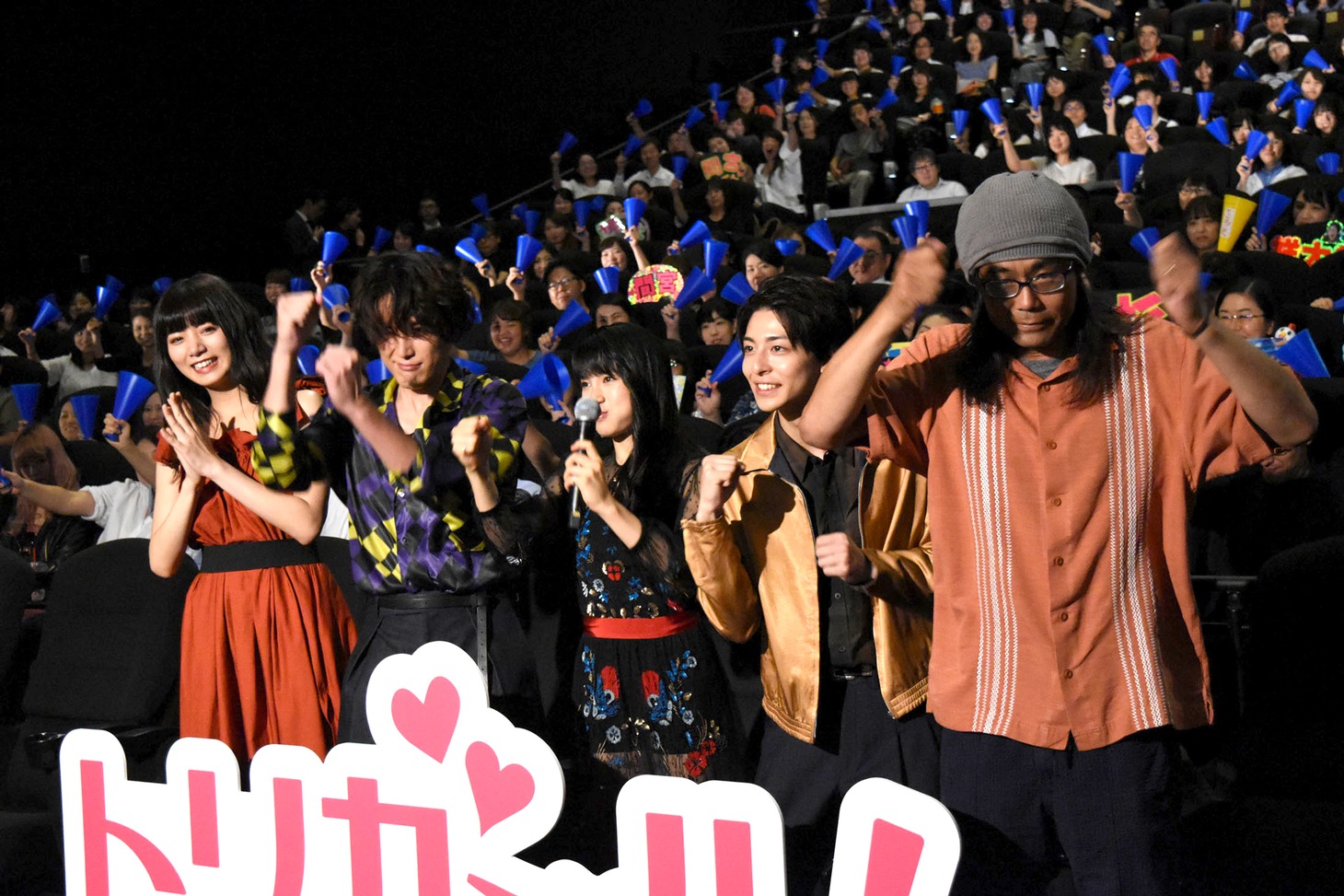 「トリガール！」初日舞台挨拶にて、左から池田エライザ、間宮祥太朗、土屋太鳳、高杉真宙、英勉。