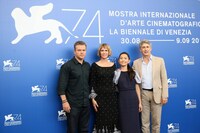第74回ヴェネツィア国際映画祭での公式記者会見の様子。左からマット・デイモン、クリステン・ウィグ、ホン・チャウ、アレクサンダー・ペイン。