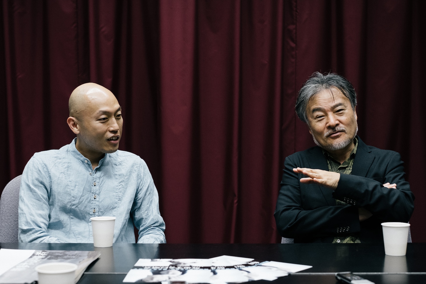 左から前川知大、黒沢清。