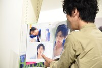 お気に入りのページを広げる飯島寛騎。