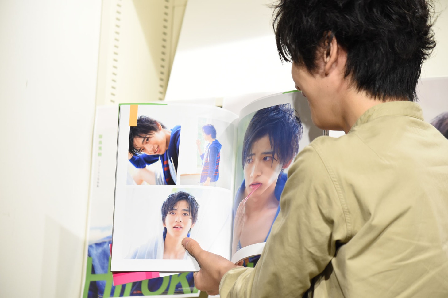 お気に入りのページを広げる飯島寛騎。