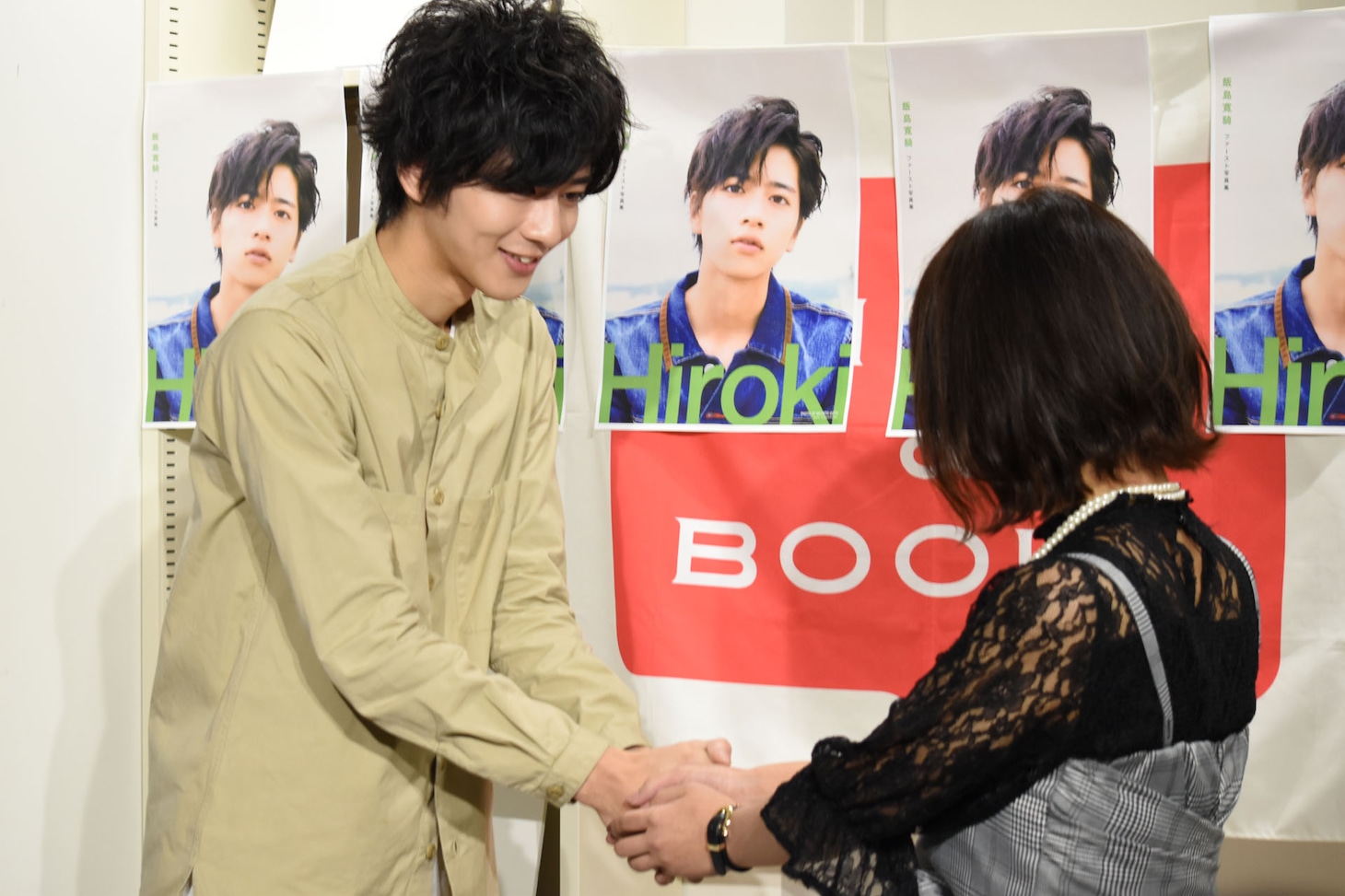 ファンと握手する飯島寛騎。