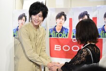 ファンと握手する飯島寛騎。