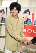 ファンと握手する飯島寛騎。