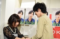 ファンと握手する飯島寛騎。