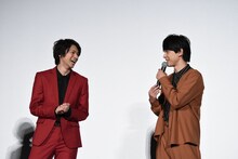 左から山田裕貴、吉沢亮。