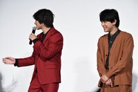 根本凪の反応をうかがう山田裕貴（左）と吉沢亮（右）。