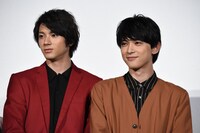 左から山田裕貴、吉沢亮。