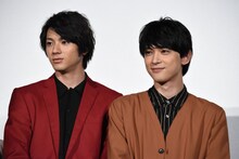 左から山田裕貴、吉沢亮。