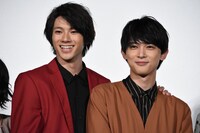 左から山田裕貴、吉沢亮。
