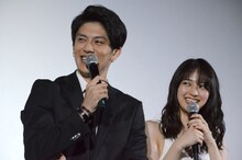 左から青木玄徳、逢沢りな。