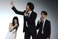 飛び跳ねる山田裕貴（中央）。