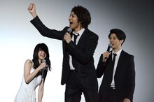 飛び跳ねる山田裕貴（中央）。