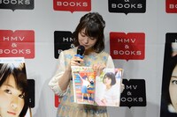 お気に入りのページを見せる浜辺美波。