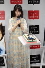 バースデーケーキを見つめる浜辺美波。