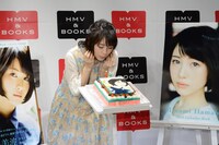 ろうそくの火を吹き消す浜辺美波。