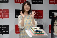 手を振る浜辺美波。