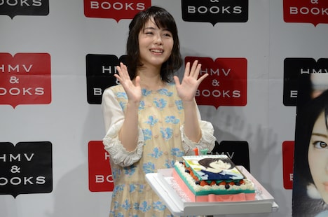 手を振る浜辺美波。